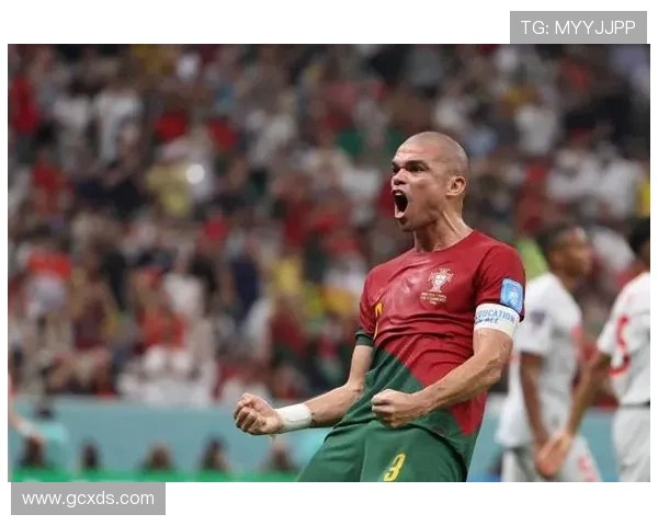 足球明星佩佩在比赛中的争议犯规引发热议与讨论 足球明星佩佩在比赛中的争议犯规引发热议与讨论