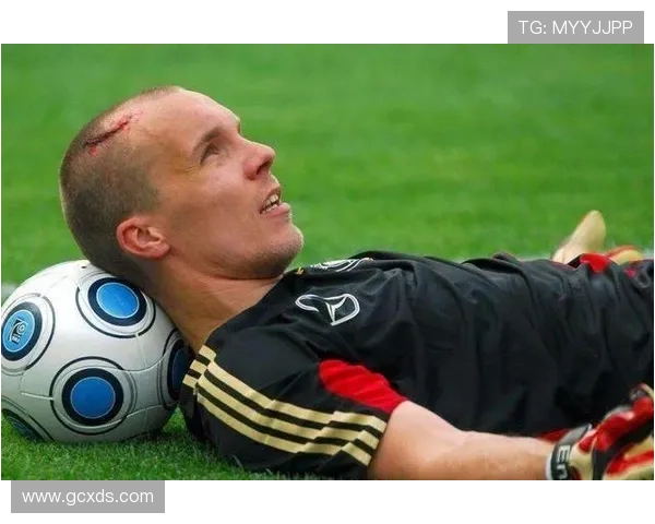 足球明星早年当爸的故事与成长历程揭秘，如何平衡家庭与职业生涯