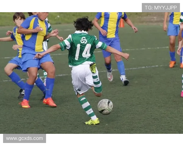 足球明星展现多才多艺魅力唱歌跳舞引发球迷热潮