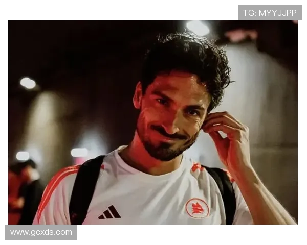 大叔足球明星帅气照片展现成熟魅力与运动风范的完美结合 大叔足球明星帅气照片展现成熟魅力与运动风范的完美结合